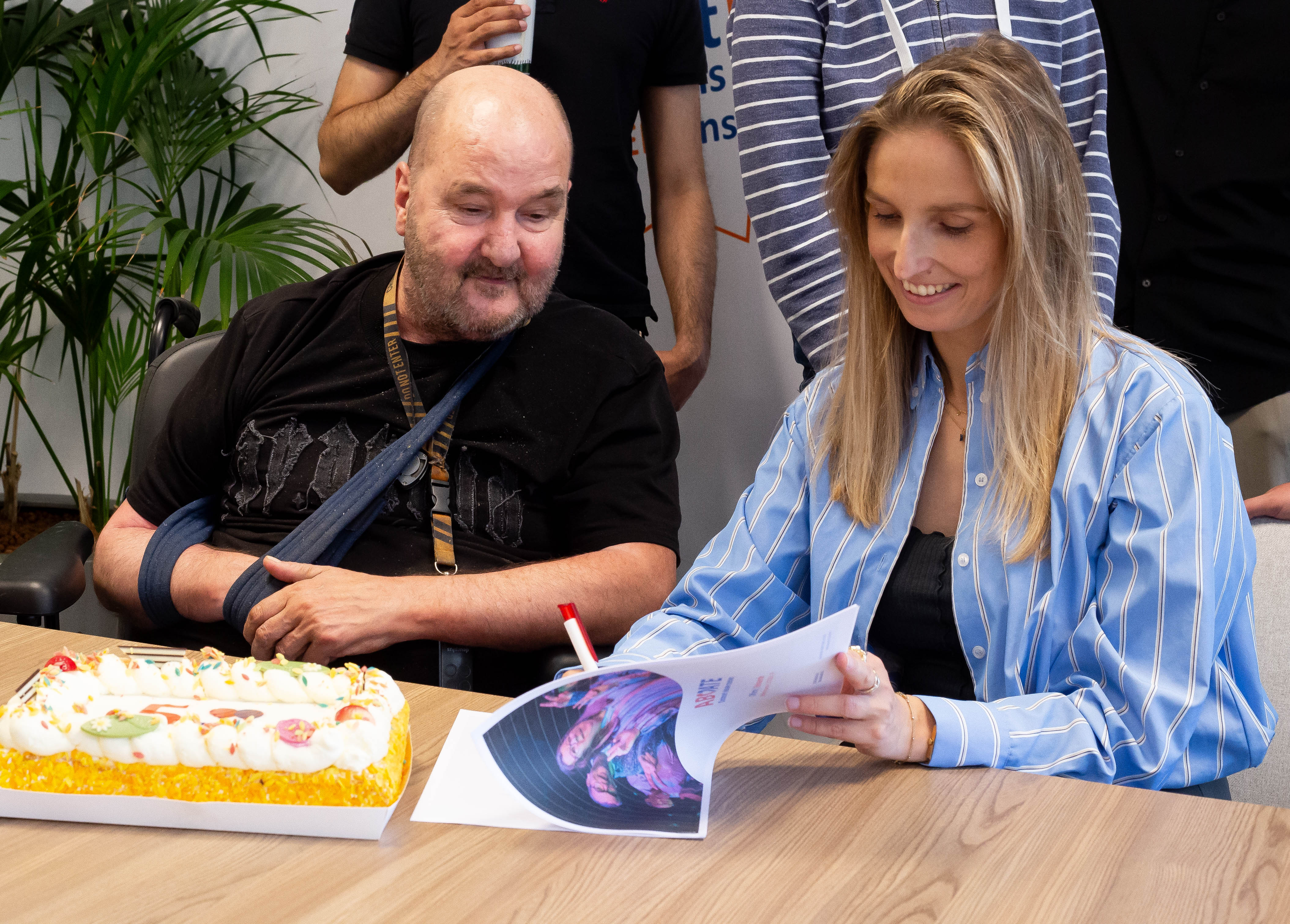 Sofie ondertekent namens ABCDate het nieuwe contract. Peter kijkt toe.